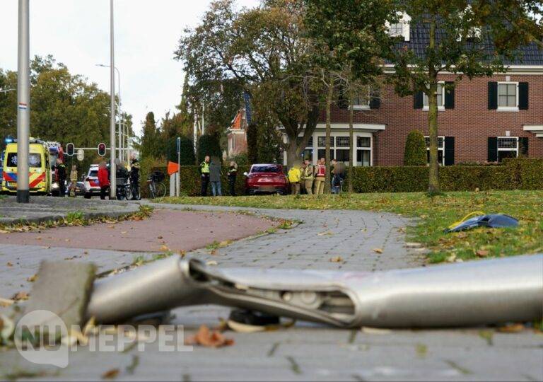 Automobilist raakt van de weg en botst tegen boom in Hoogeveen