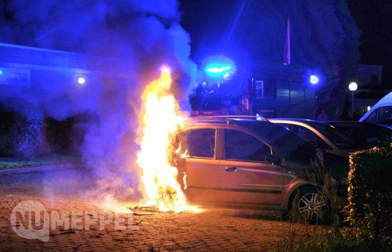 Auto uitgebrand aan Otto Zomerweg in Hollandscheveld