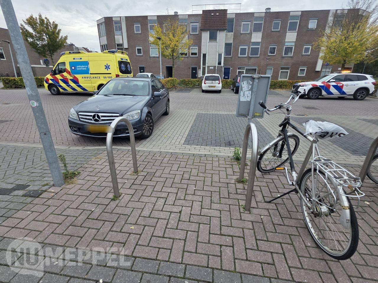 Fietser aangereden door auto op parkeerplaats van winkelcentrum Oosterboer in Meppel