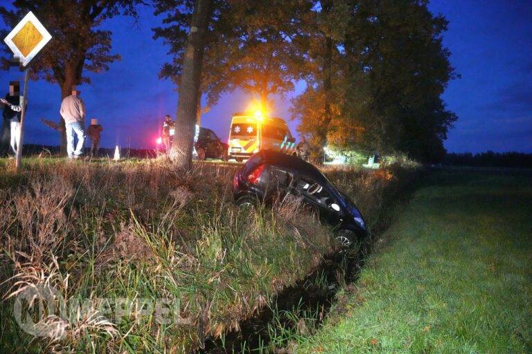 Auto belandt in sloot na botsing tegen boom bij Ruinen