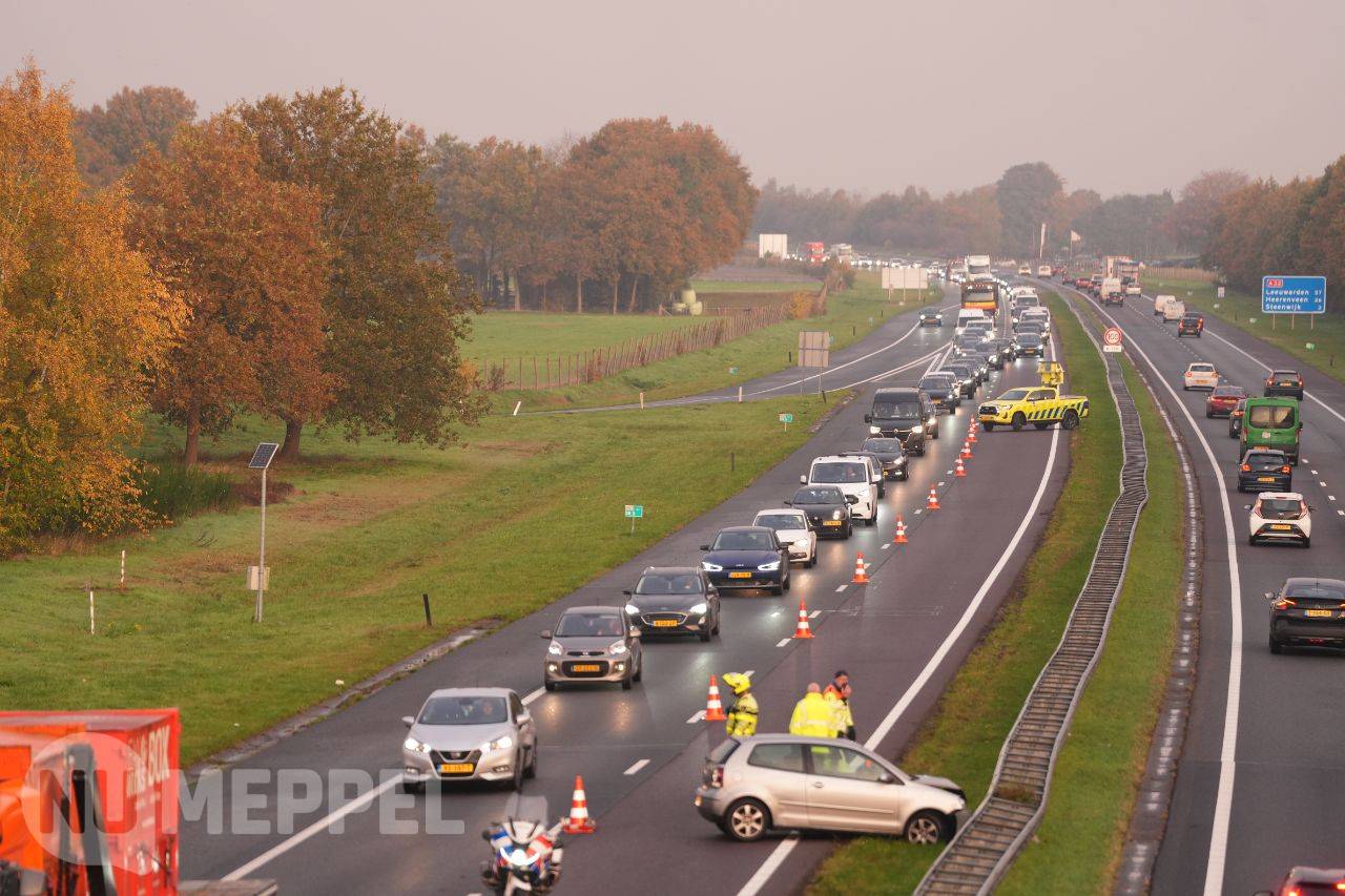 Eenzijdig ongeval op A32 bij Steenwijk, auto botst tegen vangrail