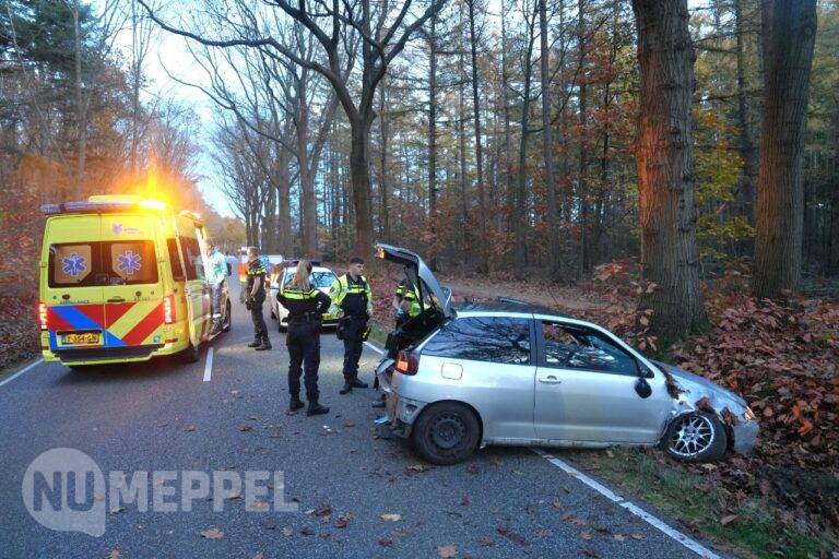 Auto slaat over de kop en belandt in greppel bij Darp