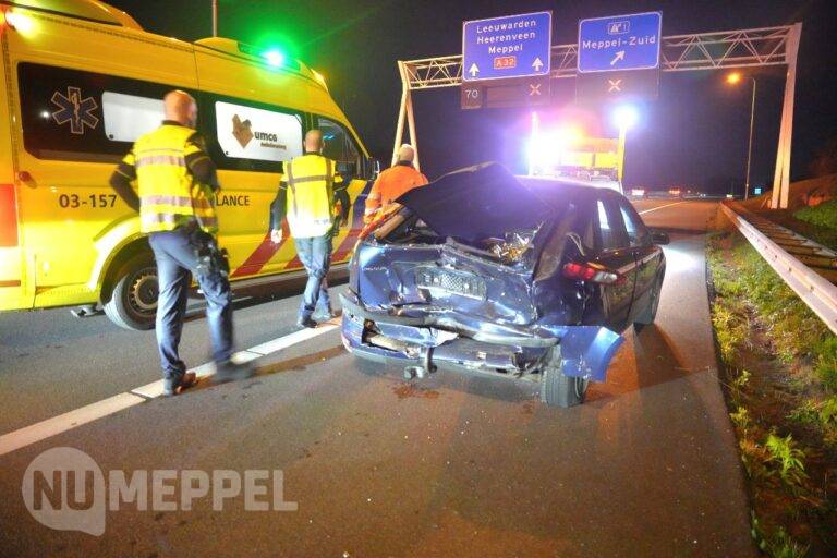 Twee gewonden bij kop-staartbotsing op A32 bij Meppel-Zuid