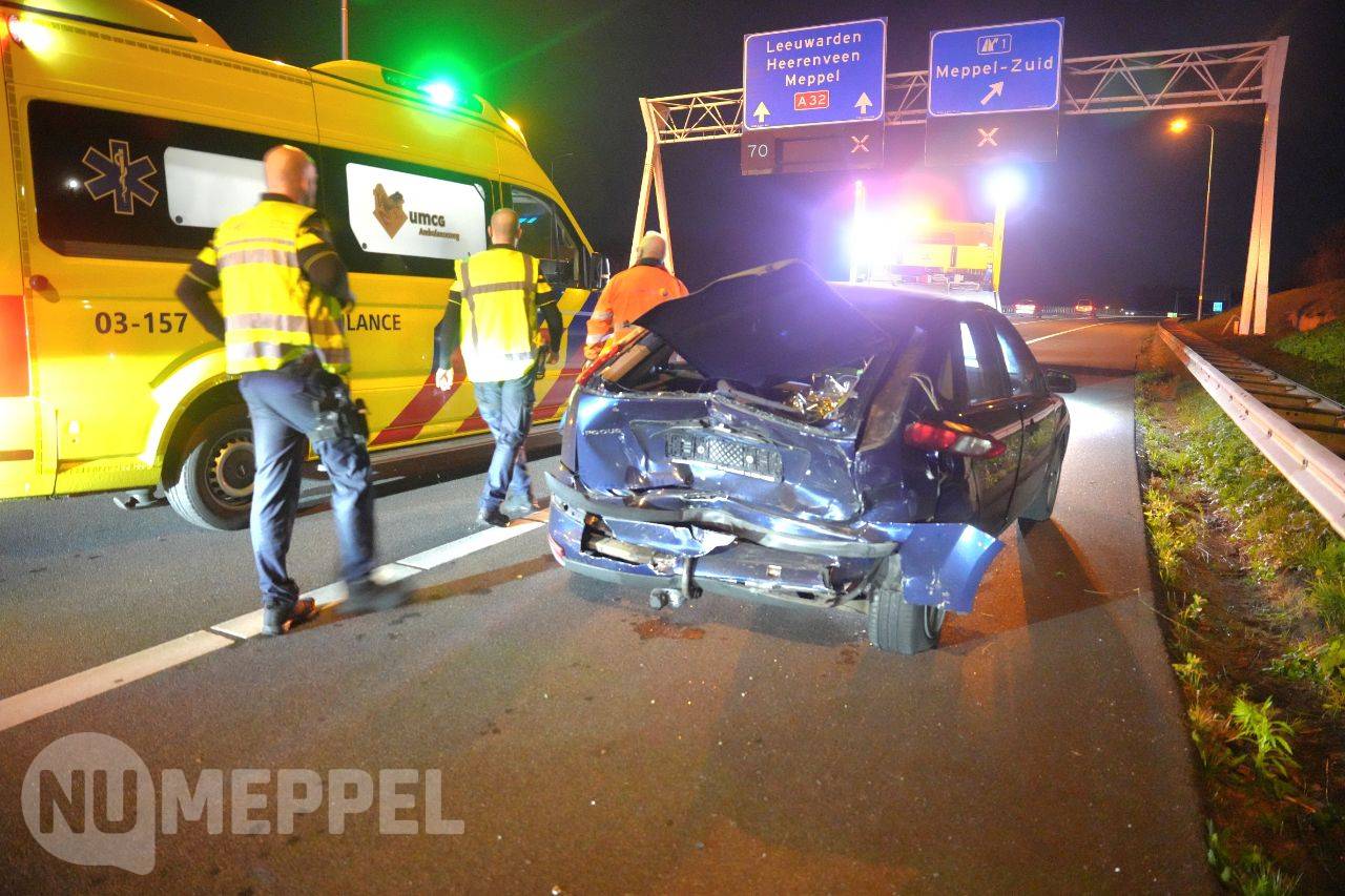 Twee gewonden bij kop-staartbotsing op A32 bij Meppel-Zuid
