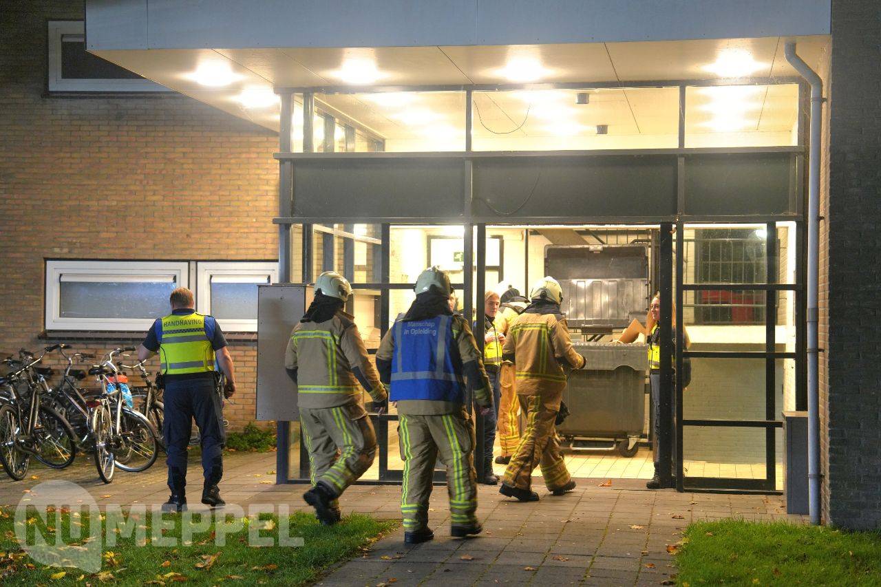 Brandweer rukt uit voor gaslucht in flat aan de Van Ewijcksingel in Meppel
