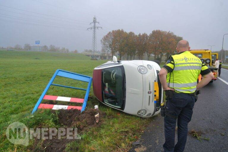 Auto mist bocht en kantelt op afrit A32 bij Meppel-Centrum