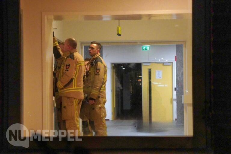 Twee personen ruim anderhalf uur vast in lift aan Reggersweg Meppel