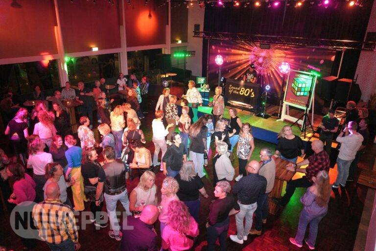 Zaterdag 8 november 2025 Sound of the 80’s’ trekt volle zalen: supergeslaagd feest in Schouwburg Ogterop Meppel