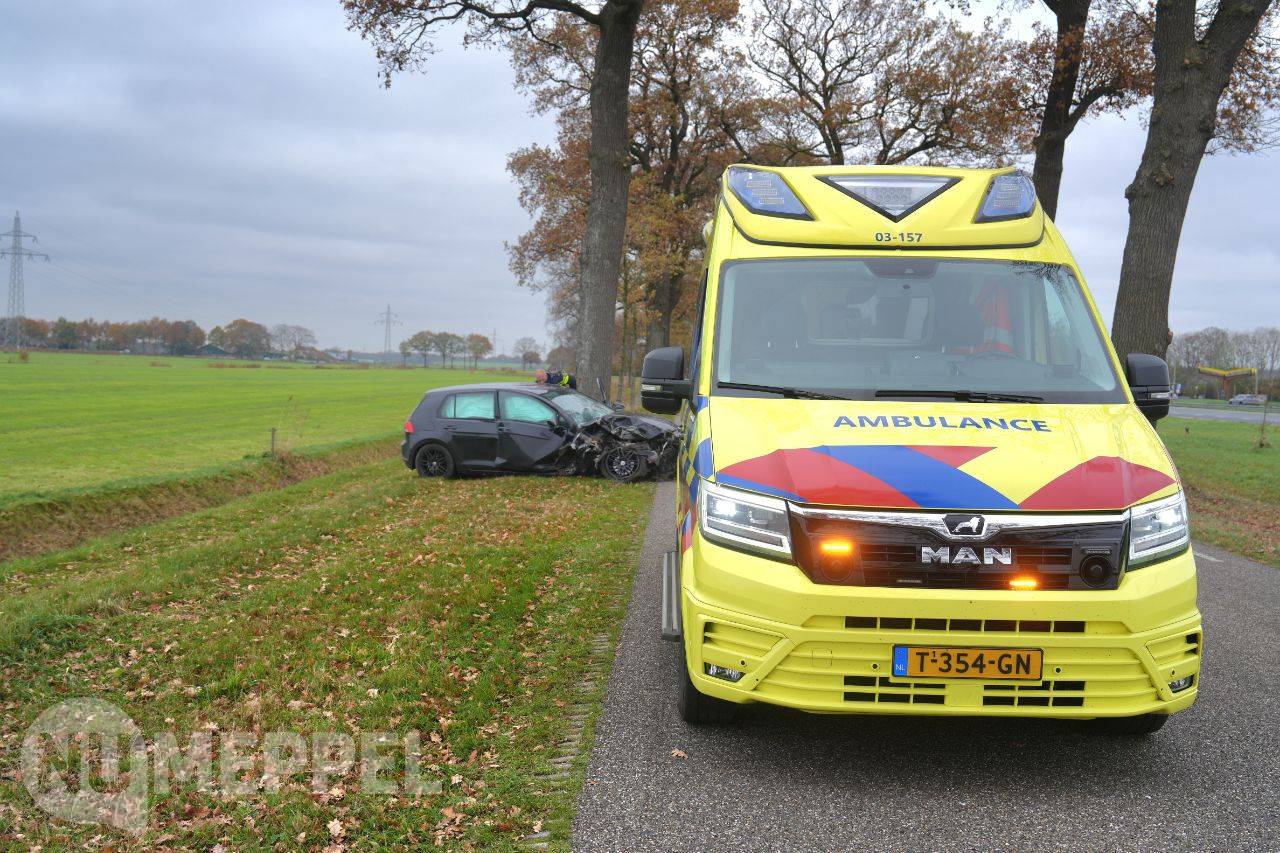 Frontale botsing tegen boom op Rijksweg Nijeveen; bestuurder met spoed naar ziekenhuis
