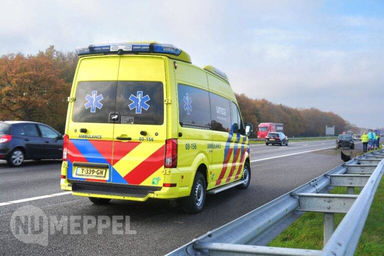Auto botst tegen vangrail op A28 bij Rogat/de Wijk