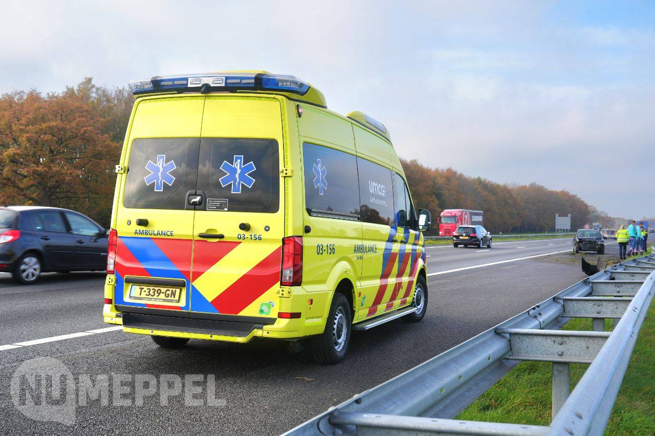 Auto botst tegen vangrail op A28 bij Rogat/de Wijk