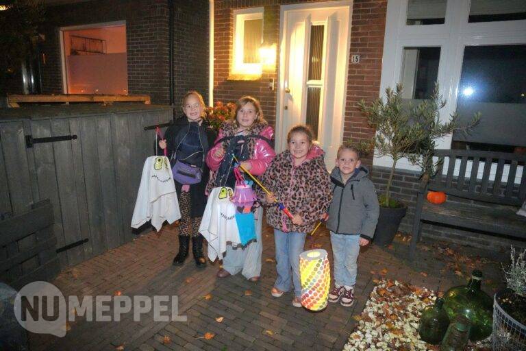 Gezelligheid tijdens Sint Maarten in Ambonstraat Meppel