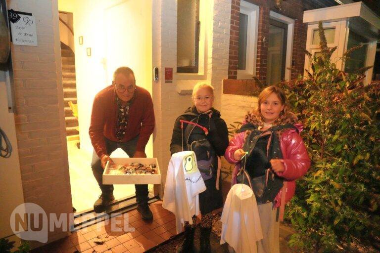 Sint Maarten met draaiorgel in Ambonstraat Meppel