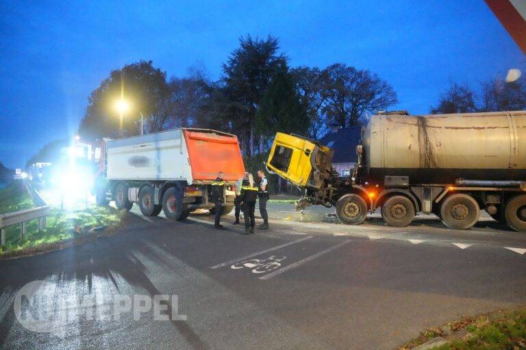 Twee vrachtwagens botsen op N371 bij Wittelte; weg volledig afgesloten