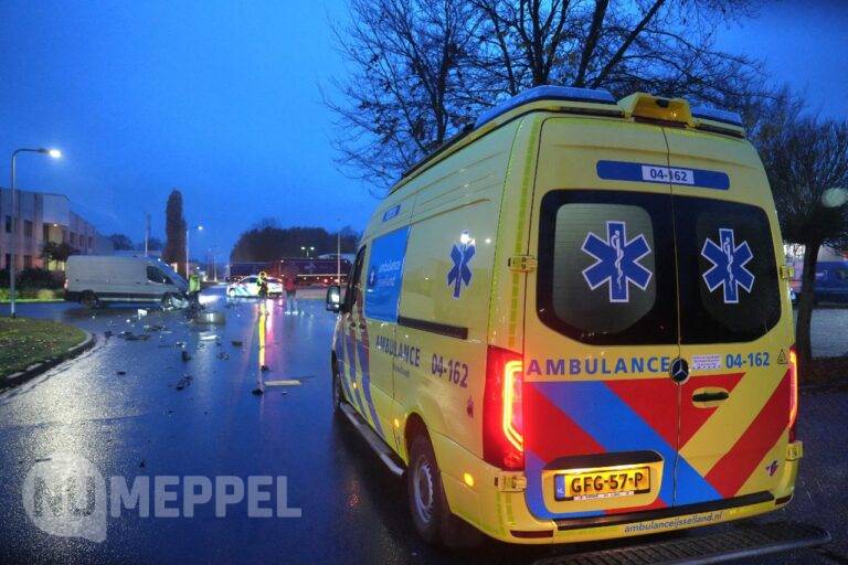 Busje tegen vrachtwagen, kruising Wethouder Ohmannstraat en Wethouder Klompstraat afgesloten