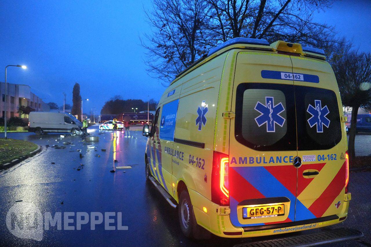 Busje tegen vrachtwagen, kruising Wethouder Ohmannstraat en Wethouder Klompstraat afgesloten