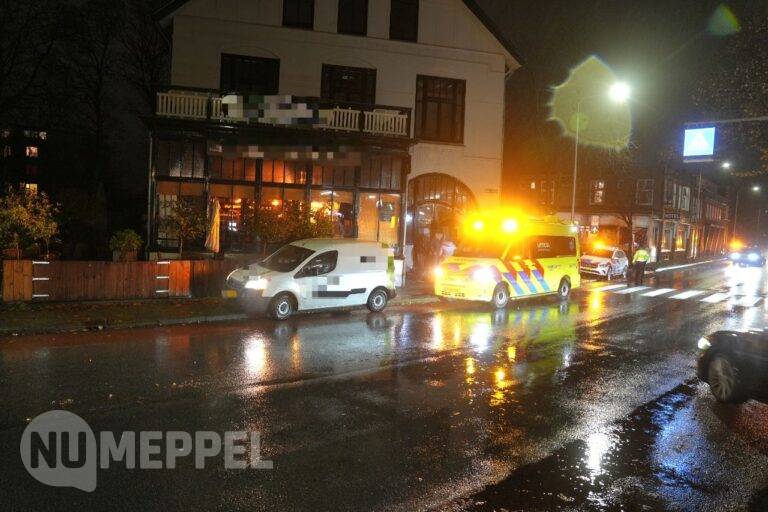 Voetganger aangereden door busje op zebrapad op de Stationsweg in Meppel