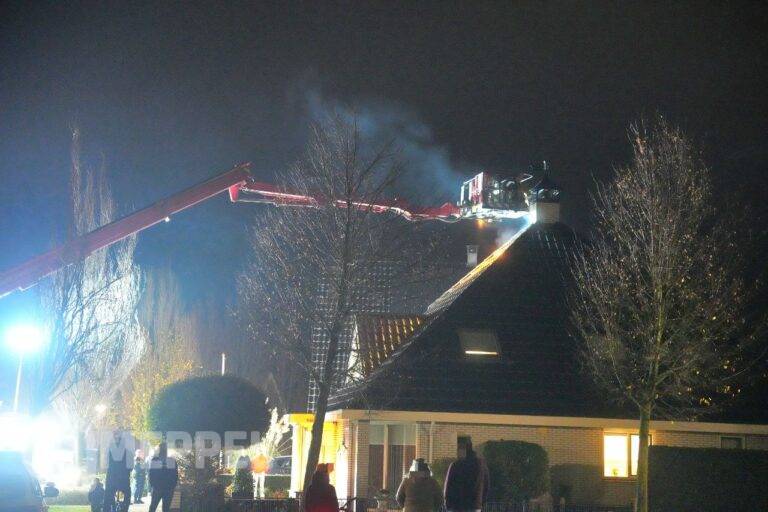 Schoorsteenbrand door vogelnest in Rouveen