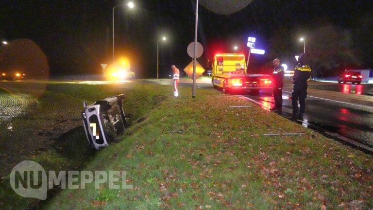 Auto belandt op zijkant in greppel bij Ruinen