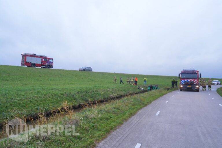 Auto belandt op de kop in sloot bij Zwartsluis; bestuurder spoorloos