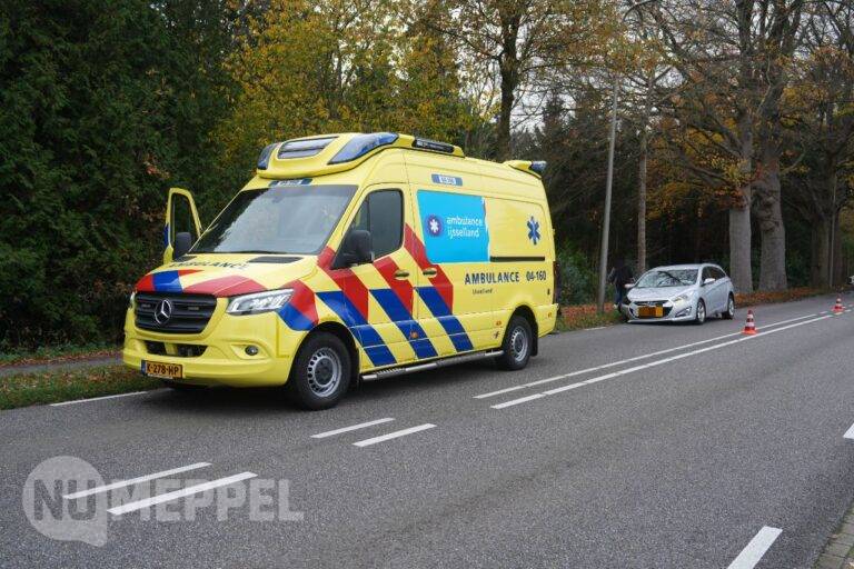Auto botst tegen boom op Meppelerweg in Onna