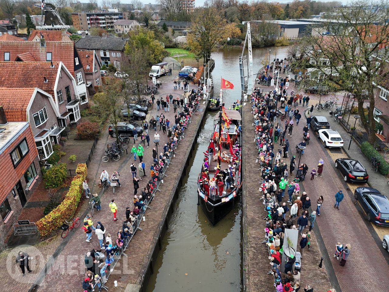 Sinterklaas en zijn Pieten aangekomen in Meppel tijdens jaarlijkse intocht