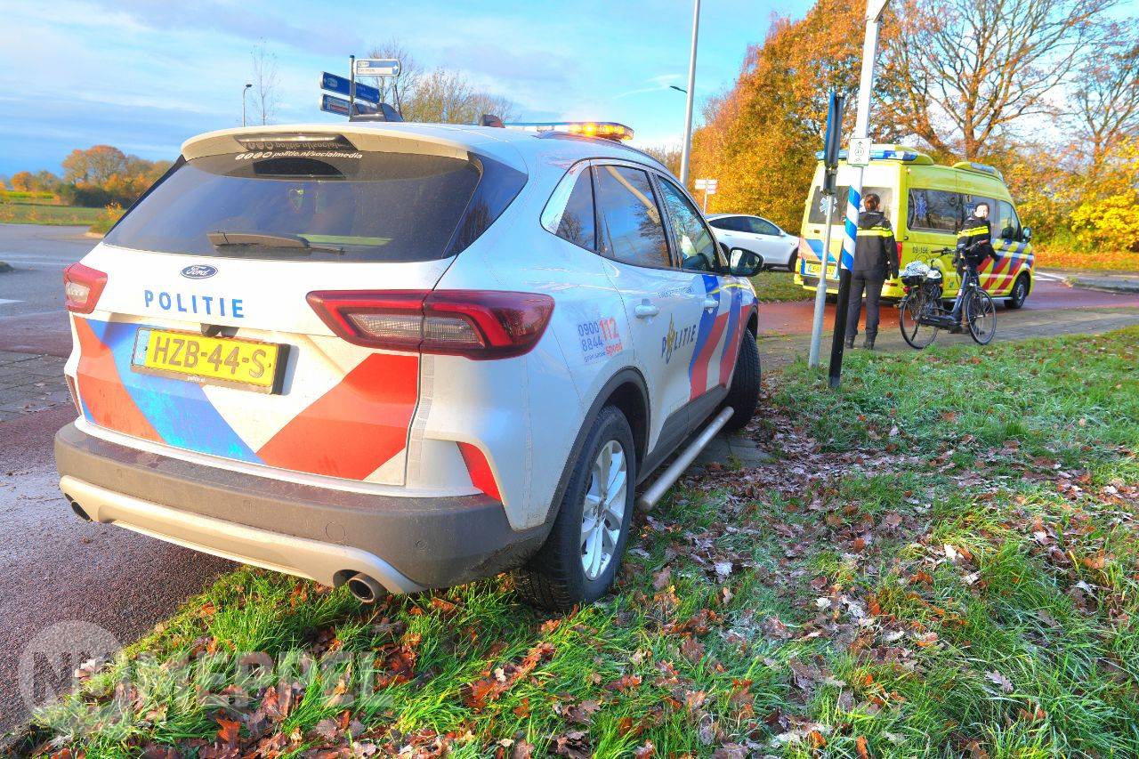 Botsing tussen fietser en busje op rotonde Schansweg in Steenwijk