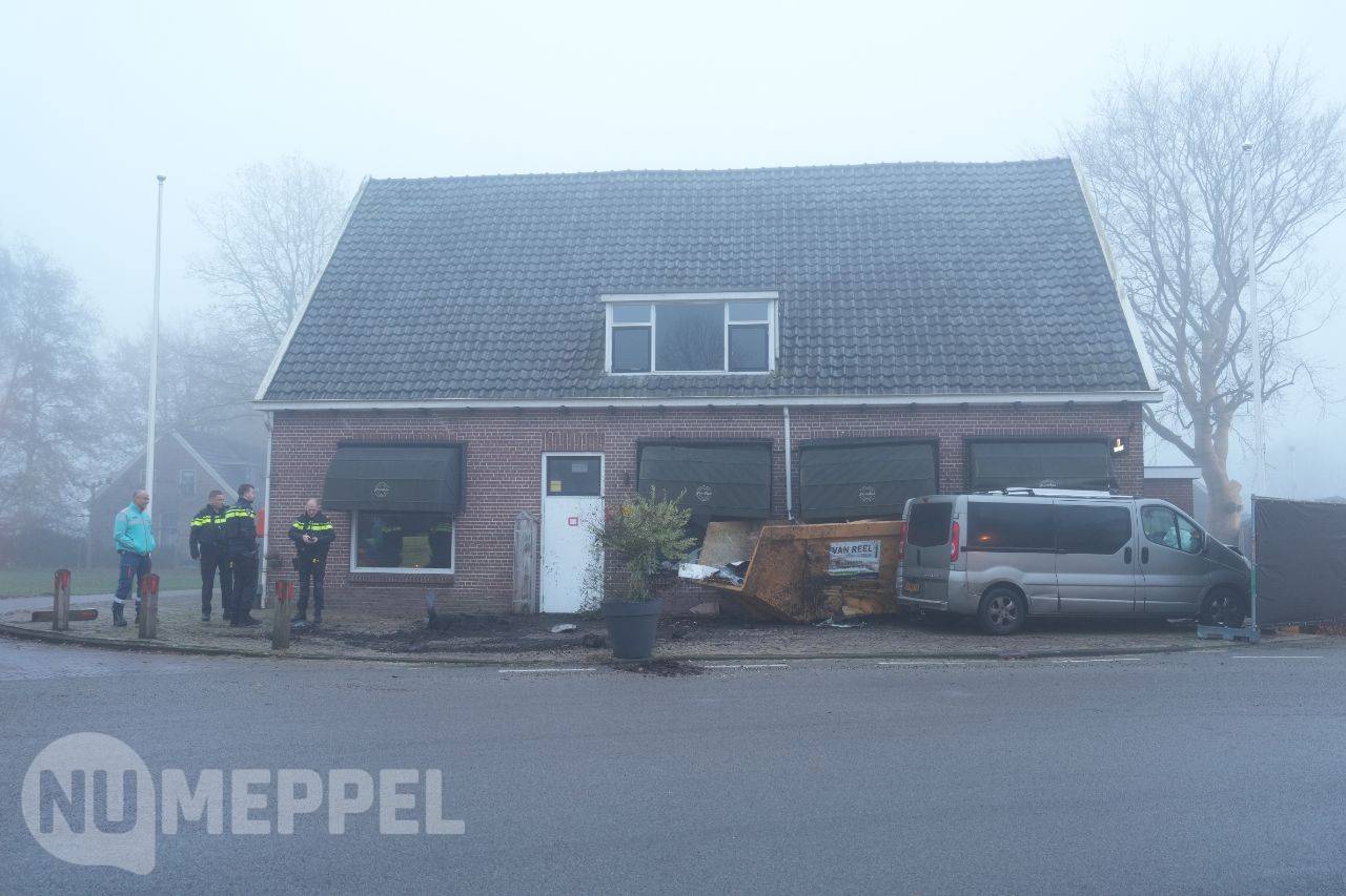 Bestelbus vliegt uit de bocht door mist bij Veeningen