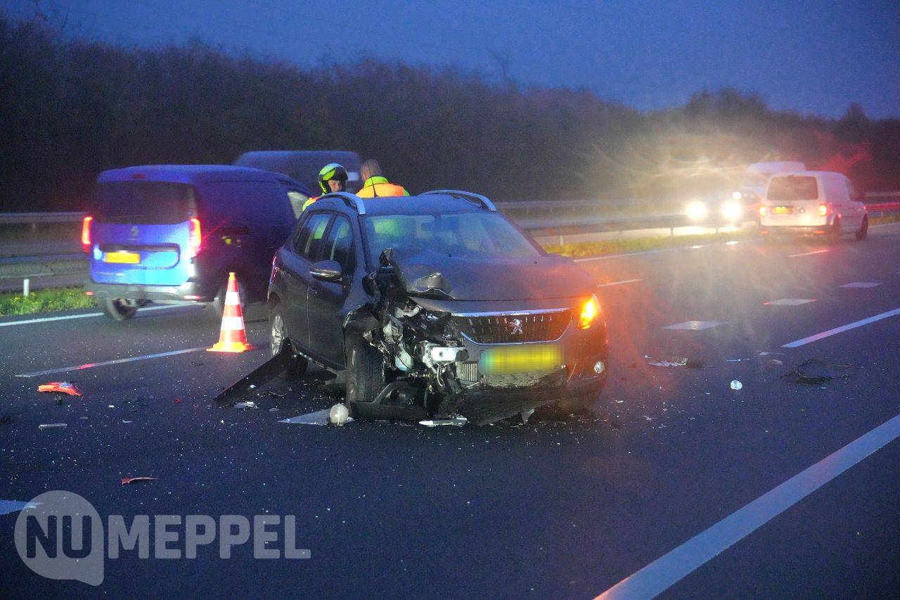 Twee auto’s met elkaar in botsing op A32 bij Meppel centrum
