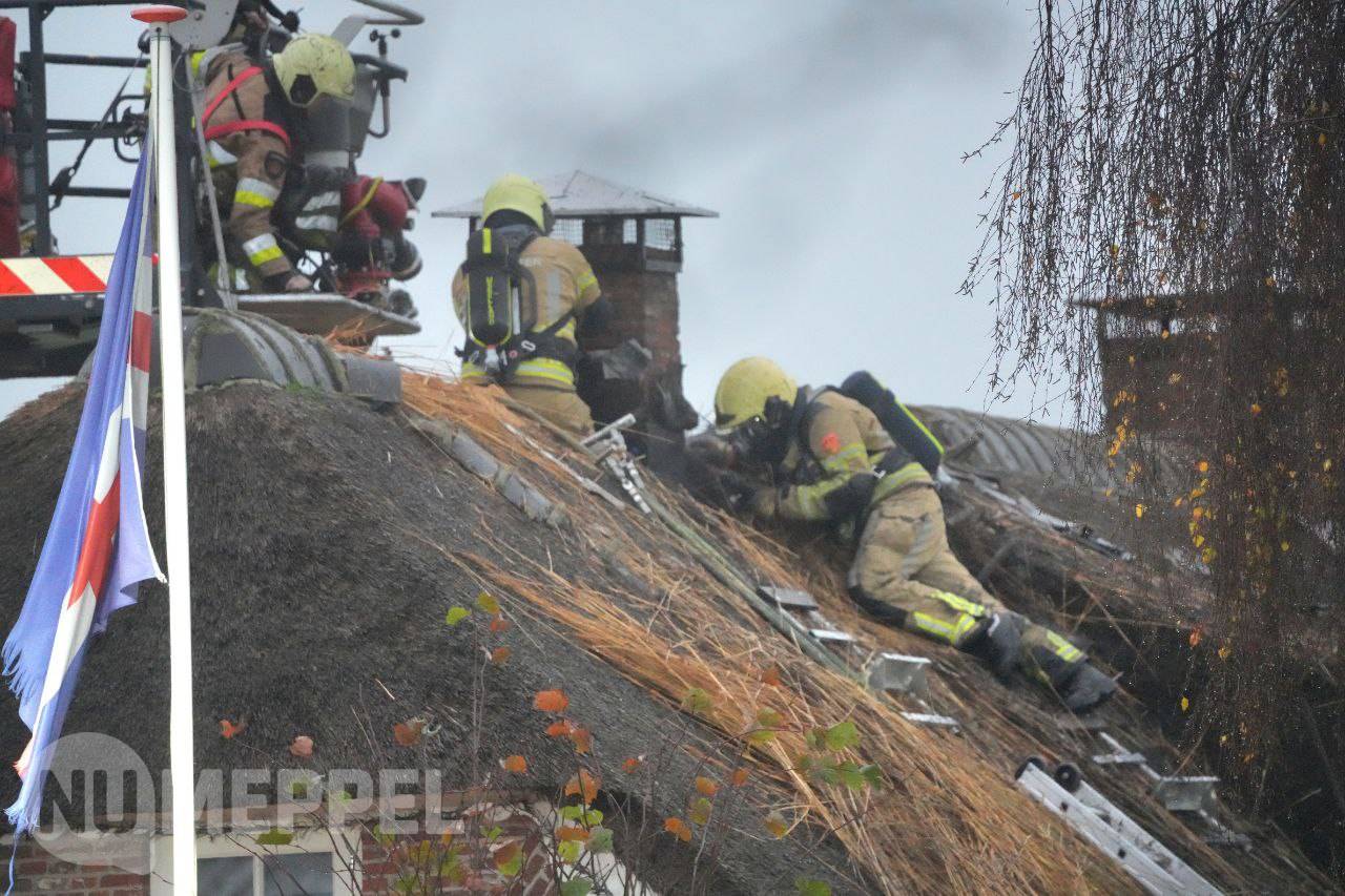 Grote brand in woning met rieten dak aan Zandvoortweg in Hasselt