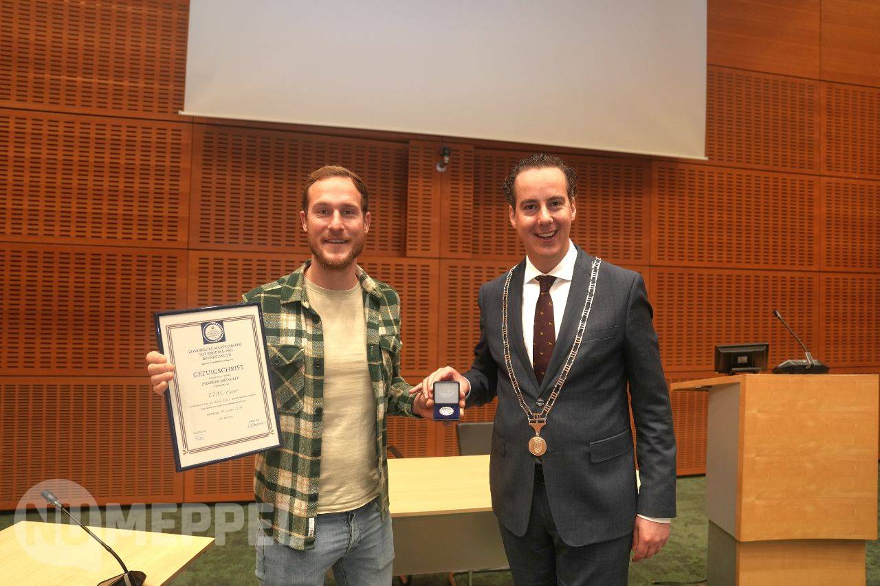 Tim Cevat ontvangt zilveren medaille voor reddingsactie aan Buitenvaart in Meppel