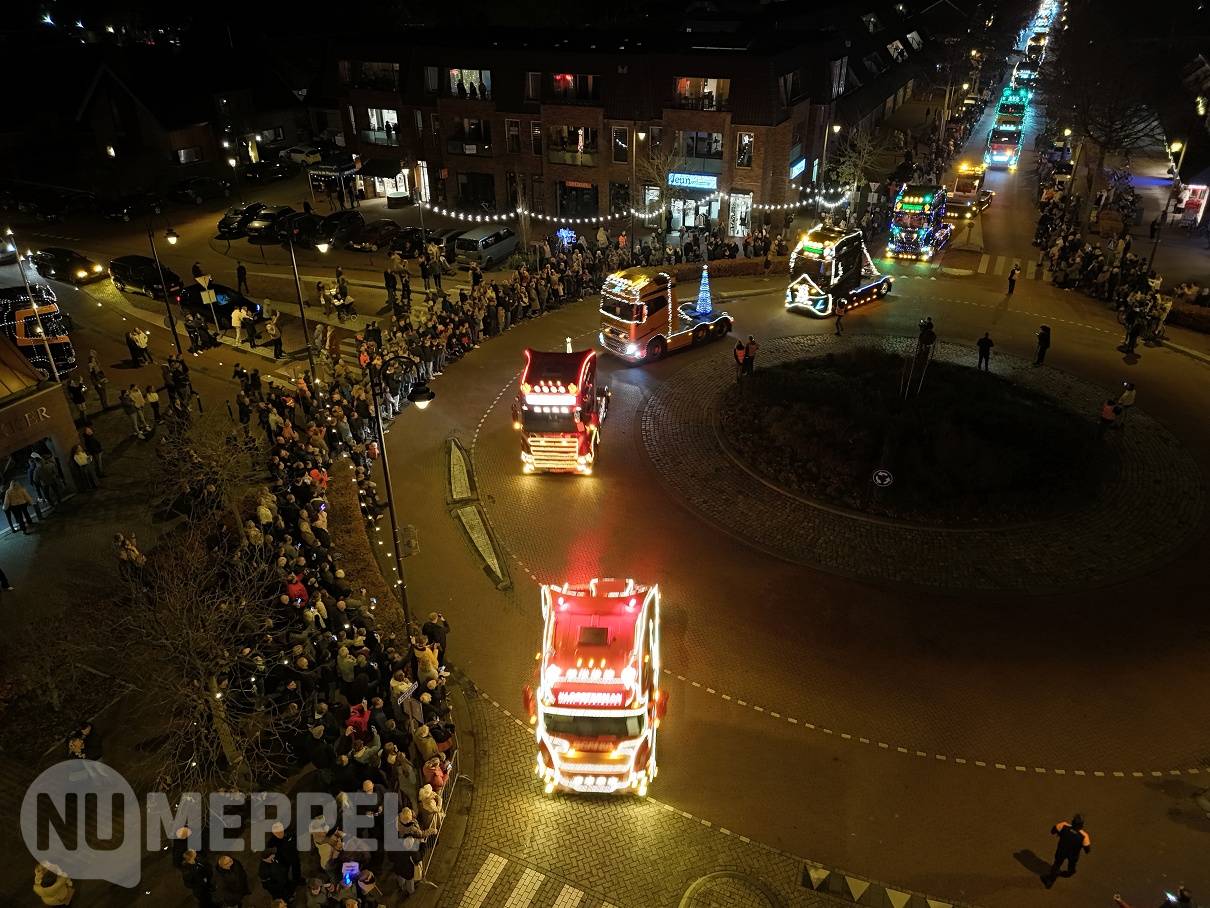 75 verlichte trucks tijdens Winterlicht Spektakel trekt volop bezoekers naar Staphorst