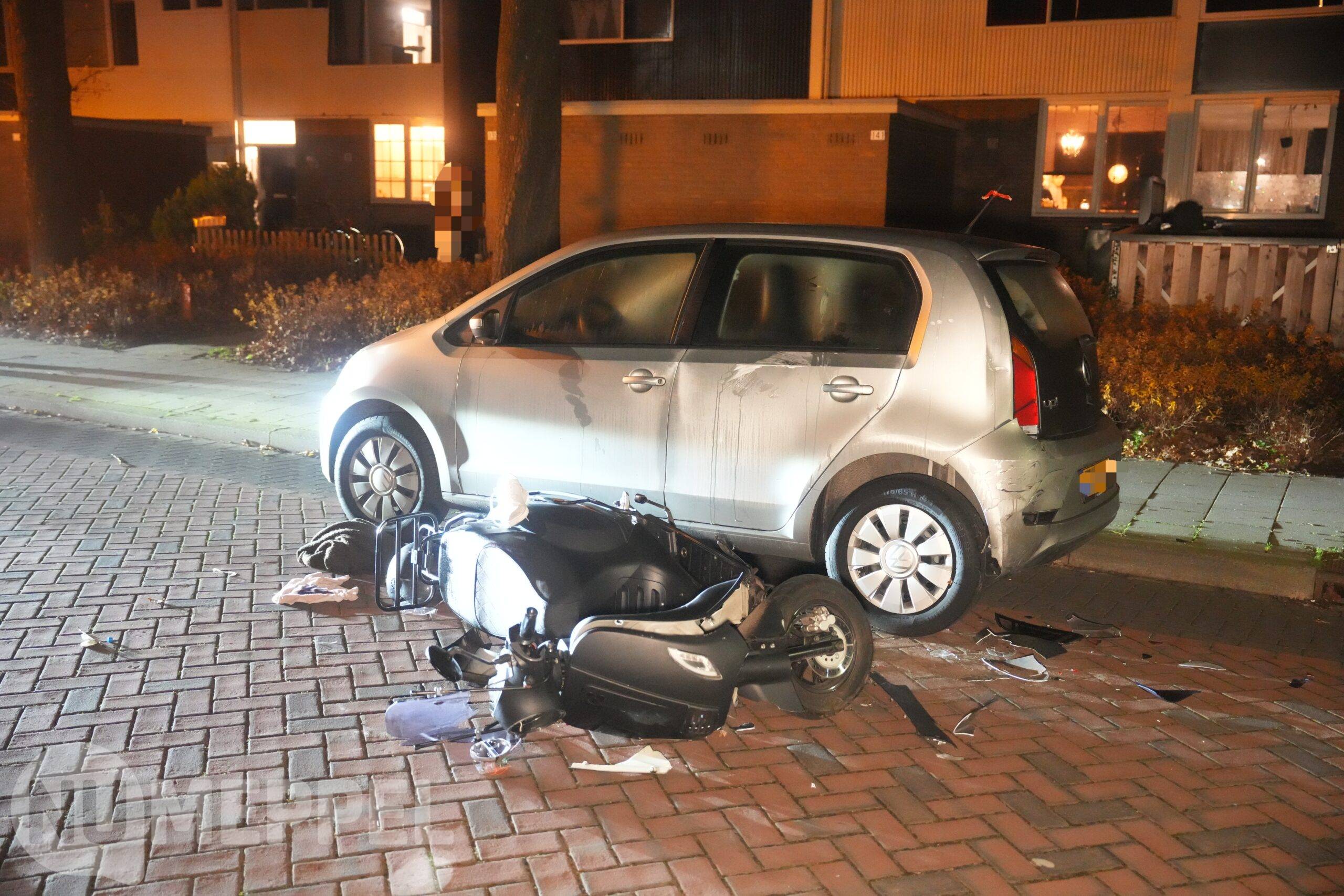 Scooter botst tegen geparkeerde auto op Jan Tooroplaan in Meppel