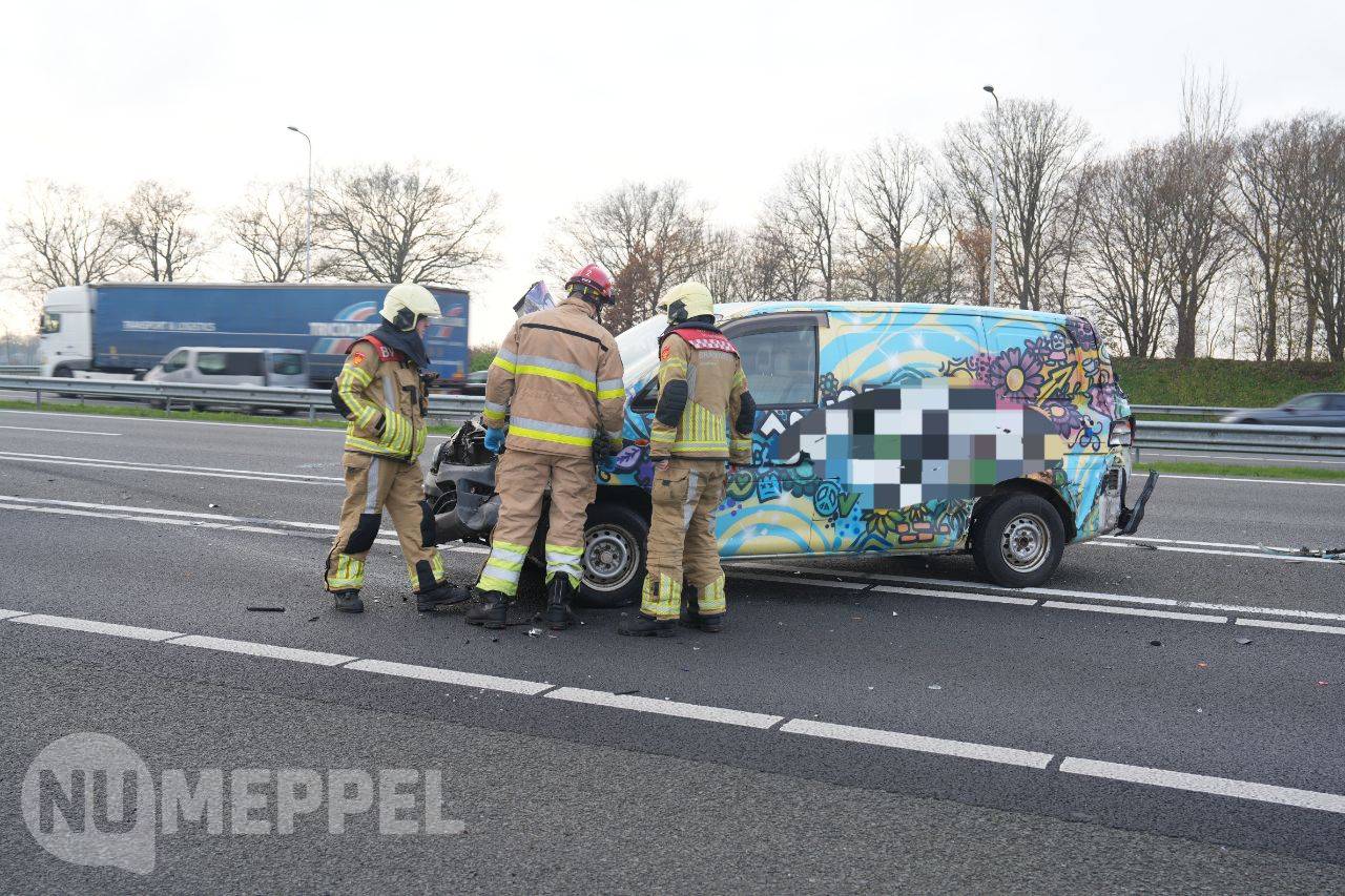 Botsing tussen busje en vrachtwagen op knooppunt A28/A32 Lankhorst