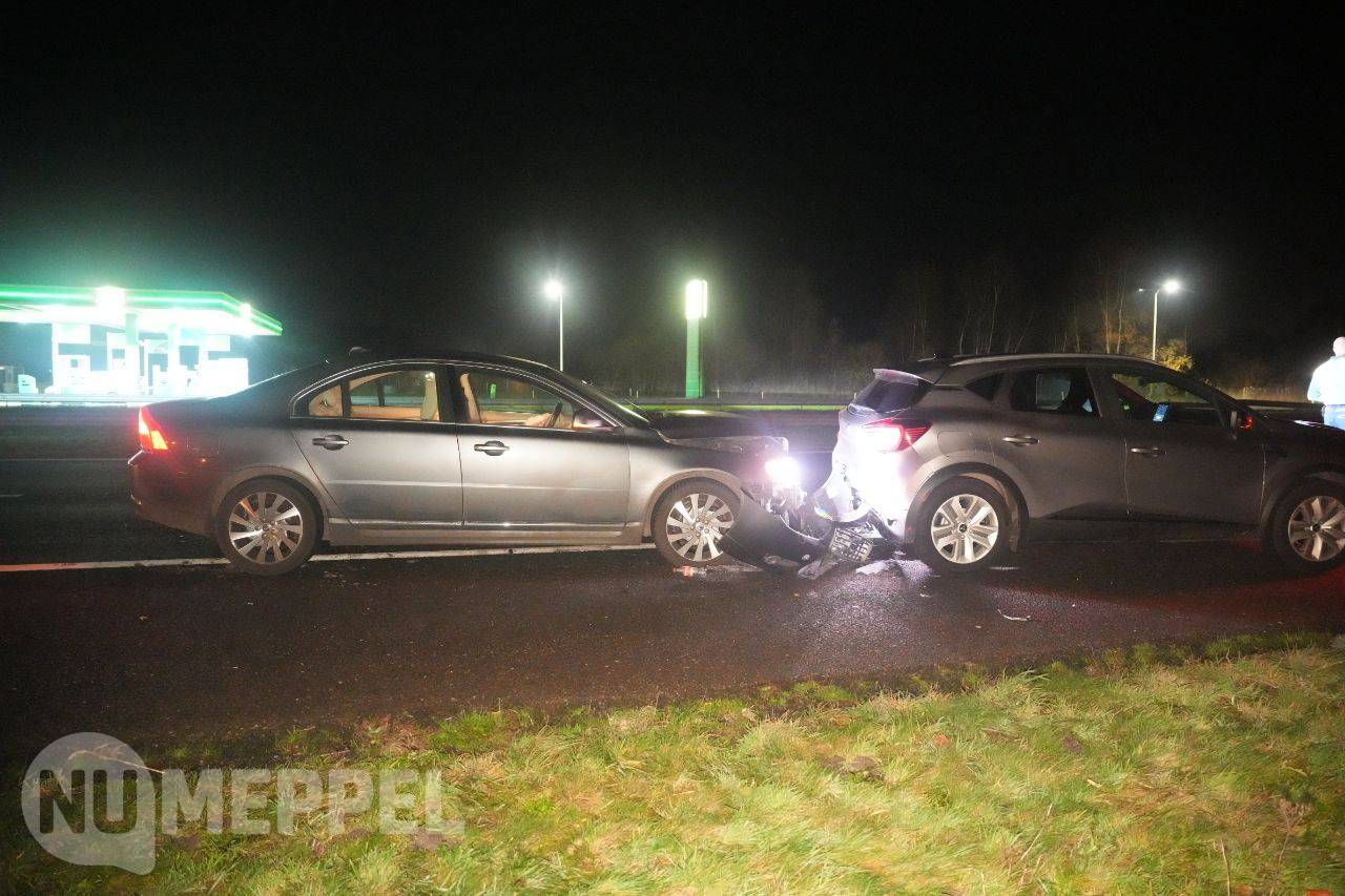 Kop-staartbotsing op A32 nabij tankstation bij Nijeveen