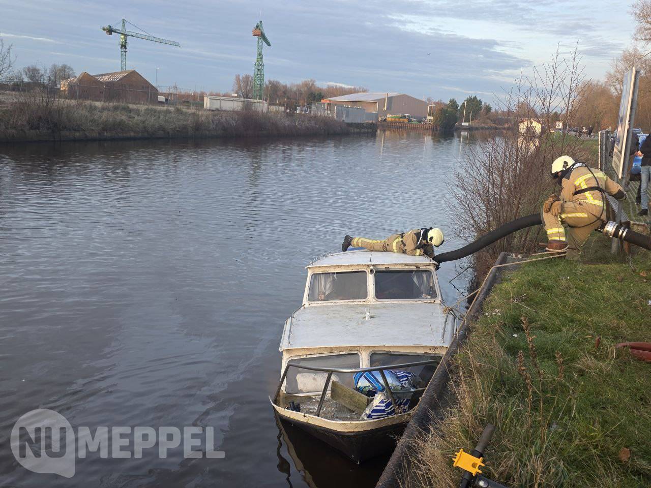 Bewoonbare boot zinkt aan Paradijsweg in Meppel
