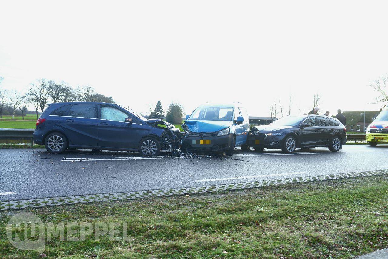 Verkeersongeval tussen drie auto’s op N371 bij Havelte