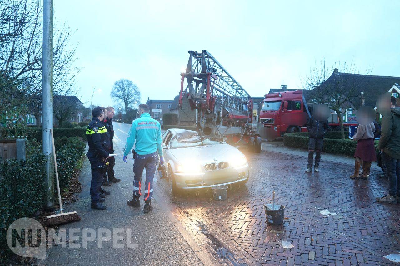Auto botst op bouwkraan op Oude Rijksweg in Staphorst