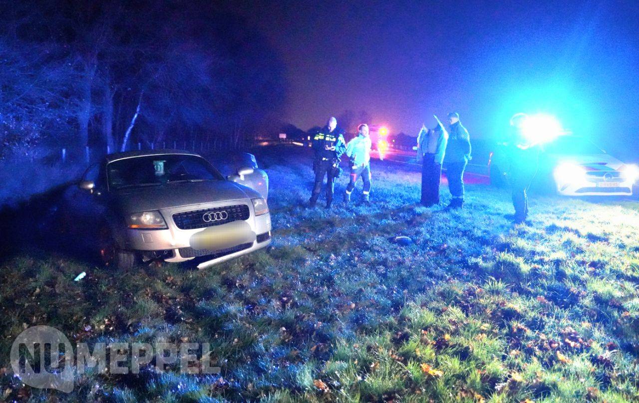 Auto belandt in berm langs N48 bij Zuidwolde