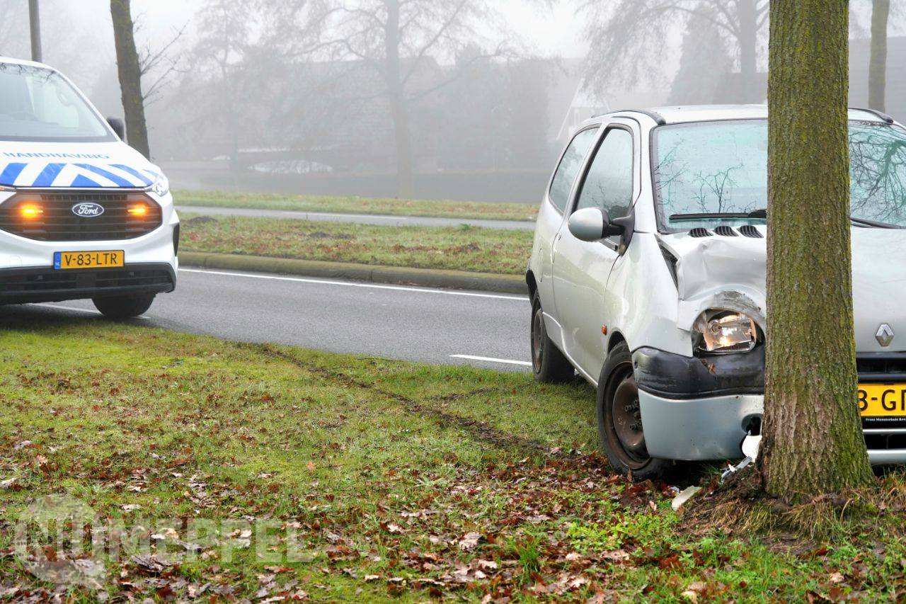Auto botst tegen boom op Mr. Cramerweg in Hoogeveen