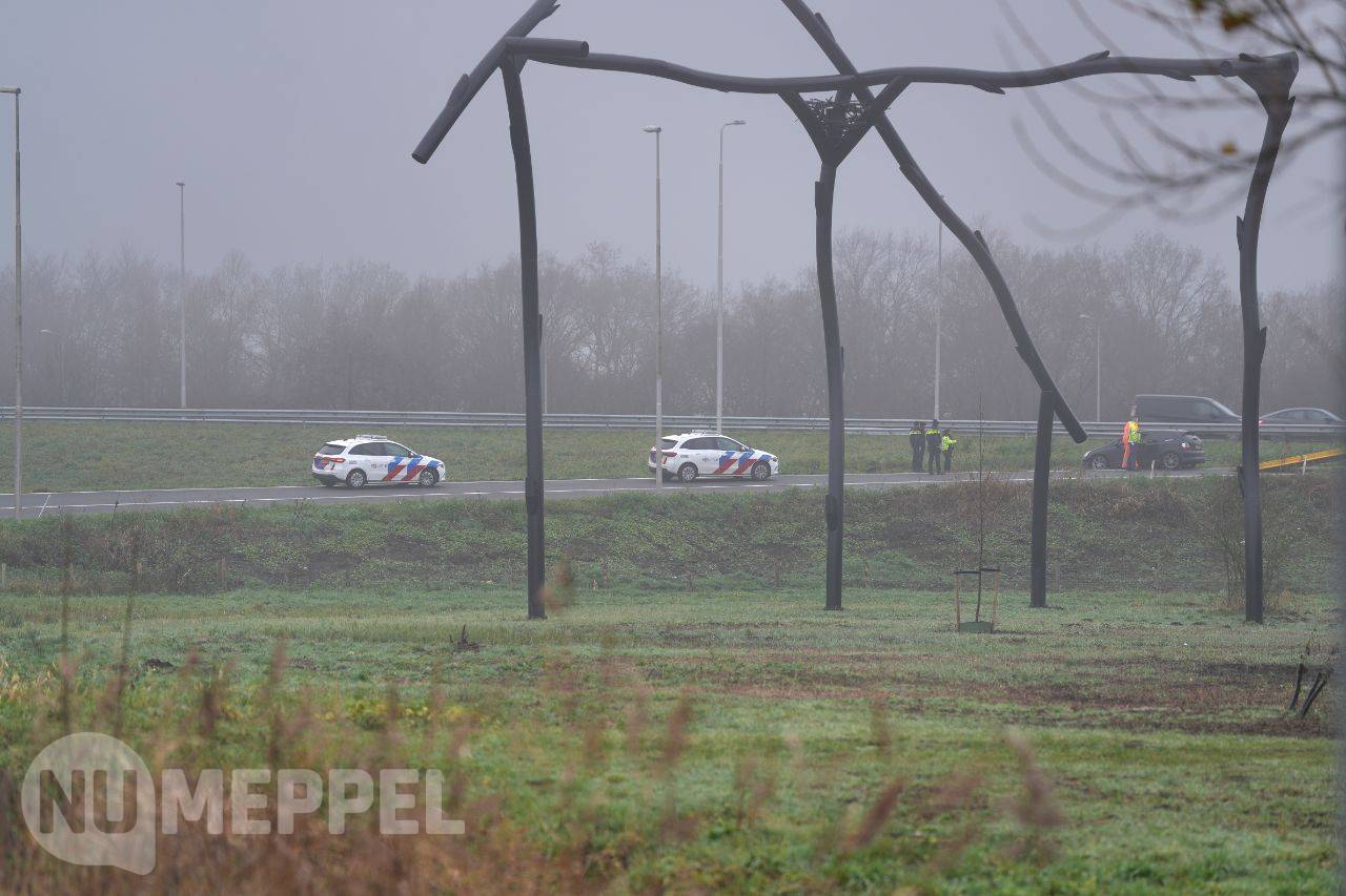 Auto van de weg op A28/A32 bij knooppunt Lankhorst