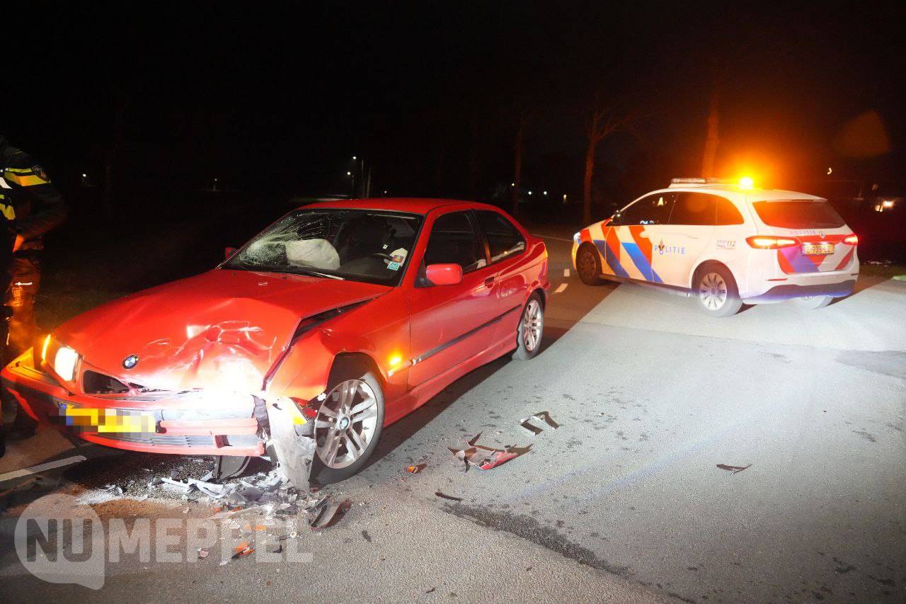 Twee auto’s botsen op kruising in Rogat