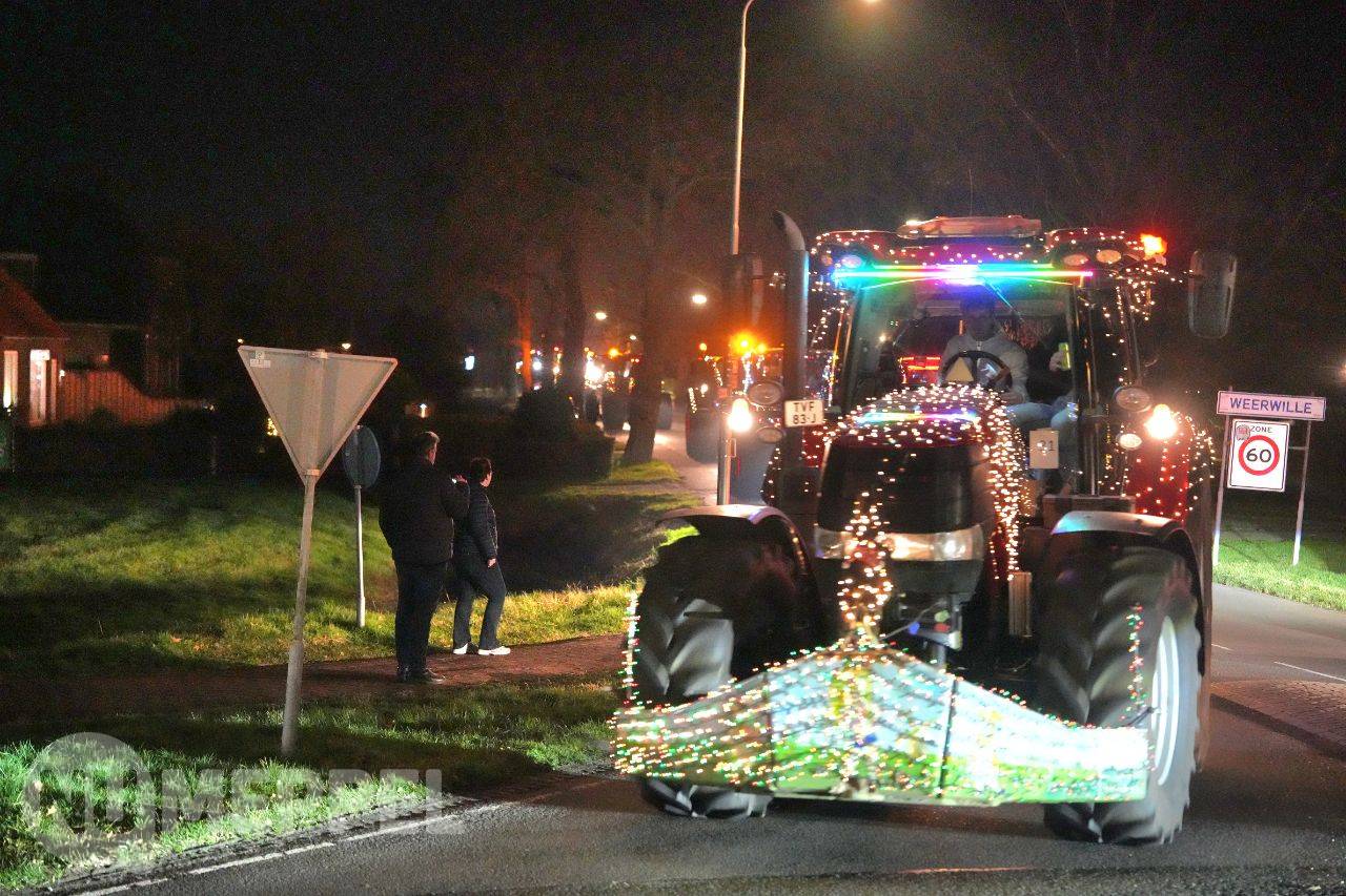 Verlichte trekkertocht reed maandagavond door De Wolden