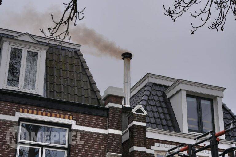 Veel rookontwikkeling bij schoorsteenbrand aan Weerdstraat in Meppel