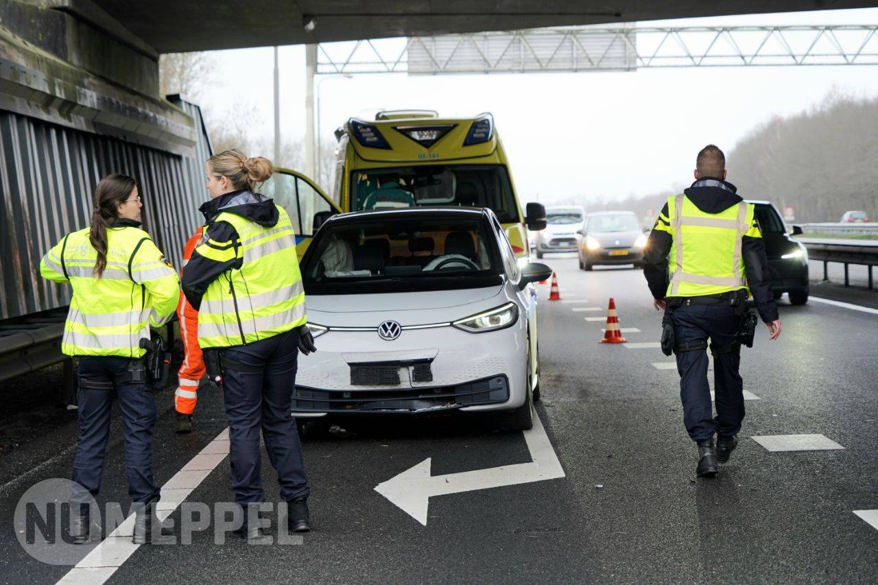 Kop-staartbotsing op de A28 bij Klaverblad Hoogeveen