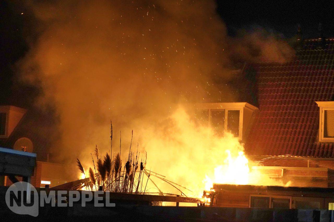 Update: Grote brand in woning aan Albert Steenbergenstraat in Hoogeveen