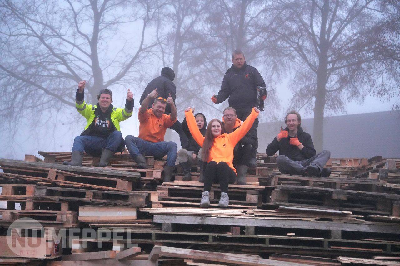 Traditioneel vreugdevuur in wijk Ezinge vanavond aangestoken