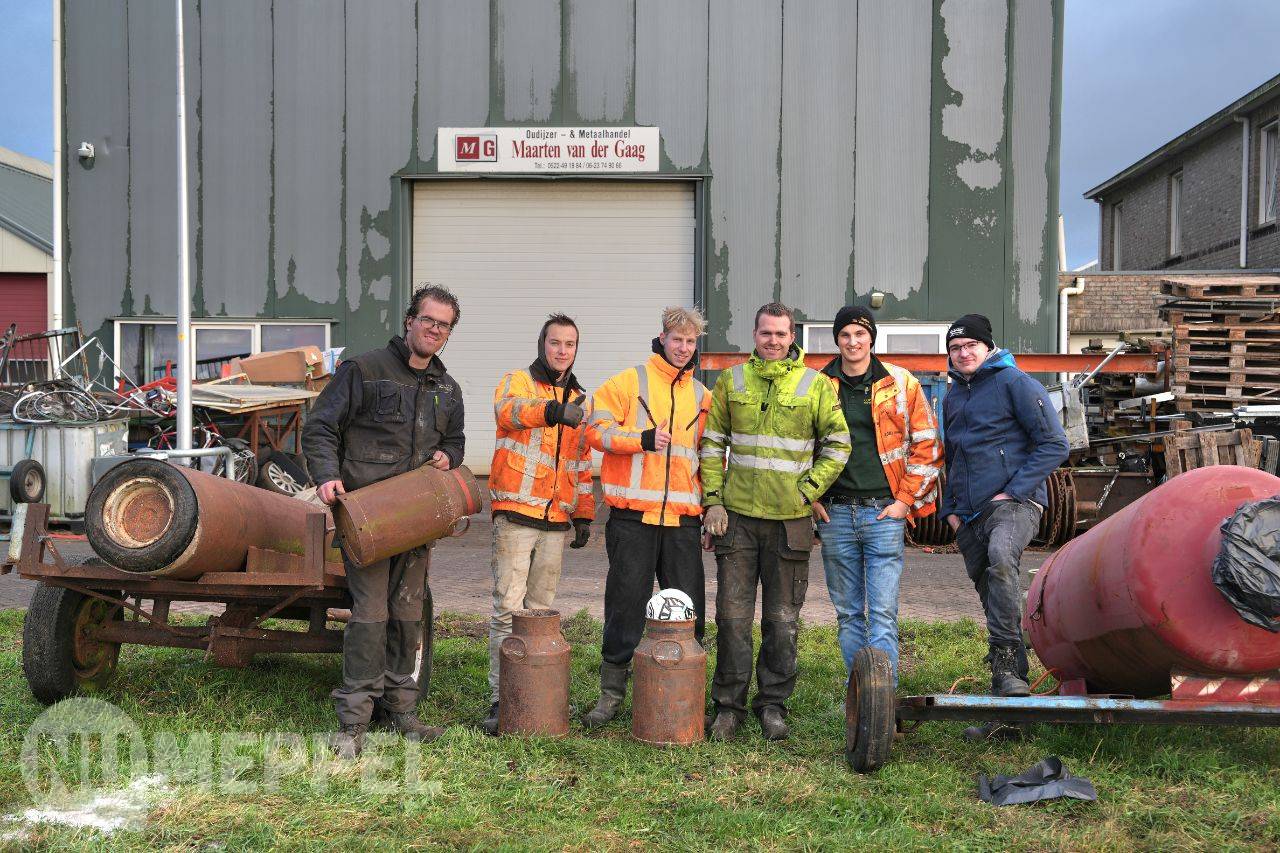 Familie Van Gaag en vriendengroep beleeft opnieuw geslaagde oudejaarsdag met carbidschieten