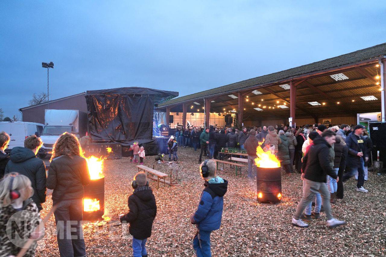 Traditioneel carbidschieten en gezellig oudejaarsfeest bij Vriendengroep Krulekoare in Nijeveen