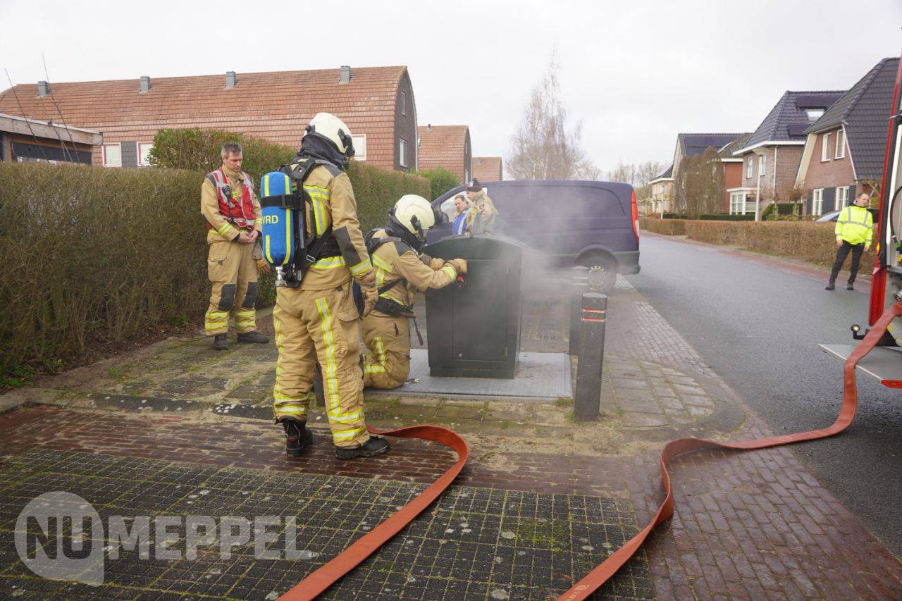 Brand in ondergrondse container door vuurwerk in Meppel